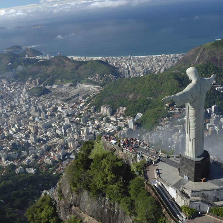 Rio de Janeiro Der Christus-Erlöser steht majestätisch über Rio de Janeiro, umgeben von Bergen und Stadt.